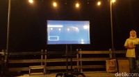 Pihak Ancol juga menyediakan layar proyektor yang memperlihatkan bulan dari Indonesia Timur (Syanti/detikTravel)