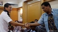 Nanti, Jumat makan dulu juga. Kayak Pak Jokowi undang makan. Terus terang dapat ilmu itu dari Pak Jokowi dan Pak Jokowi bilang kalau sudah makan kan orang lebih tenang. (Pertemuan itu) ngomong ini loh proposalnya ingin mengembalikan 50 persen pendapatannya (sopir angkot), kata Sandiaga, Rabu (31/1). (Foto: Agung Pambudhy/detikcom)