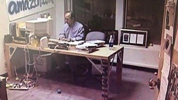 Aku tahu fakta penggunaan web tumbuh 2.300% per tahun. Aku belum pernah mendengar apapun bisa tumbuh secepat itu dan ide membangun toko buku online dengan jutaan judul, sesuatu yang tidak mungkin eksis di dunia fisik, sangat menarik bagiku, kata Bezos kala itu. Foto: Istimewa