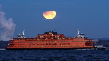 Pemandangan menjelang gerhana di atas sebuah kapal terlihat di Brooklyn, New York. Foto: Reuters