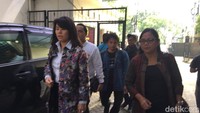 Fifi mengenakan kemeja putih dipadu blazer.