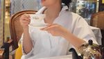 Makin Cantik, Begini Gaya Ririn Ekawati Saat Berpose dengan Makanan Enak
