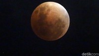 Warna merah darah terjadi saat puncak penampakan Super Blue Blood Moon sekitar pukul 20.45 WIB.