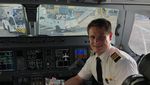 Keren Banget! Ini 10 Pose Pilot Vegetarian Makan di Kokpit Pesawat