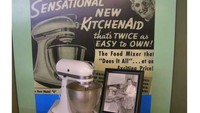 Standing mixer KitchenAid yang diproduksi di Amerika ini diluncurkan pada 1920-an. Namun peminatnya terus meningkat hingga akhir 1930-an. Alhasil banyak orang membuat kue dan roti sendiri di rumah. Foto: Istimewa