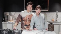 Dapur tampaknya jadi ruangan favorit bagi pasangan ini. Lihat saja betapa serunya Chelsea dan Glenn berpose di dapur.