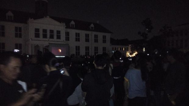 Warga di Kota Tua Antusias Abadikan Bulan yang Ditampilkan di Layar