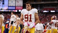 Wozniacki kemudian sempat digosipkan dengan pemain NFL, Ryan Kerrigan, setelah kedapatan bersama-sama tampil dalam acara amal. Kerrigan memastikan kalau mereka nggak berpacaran, cuma sebatas teman.  (Christian Petersen/Getty Images)