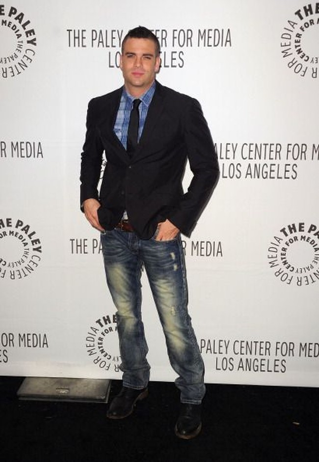 Tak jarang Mark menggunakan kemeja tartan dan celana jeans untuk dipadukan dengan jas. Foto: Getty Images