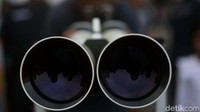 Mereka menggunakan teropong yang disediakan oleh panitia.