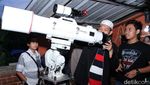 Foto: Aksi Warga Meneropong Gerhana Bulan