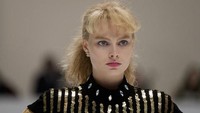 Margot Robbie berlatih ice skating selama 5 jam sehari hingga 5 bulan untuk memerankan karakter Tonya Harding di I,Tonya (2017) dan membuat lehernya cedera. Dok. Neon