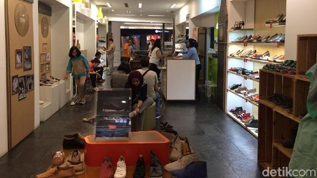 Toko sepatu Clarks diserbu pembeli jelang tutup
