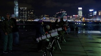 Kalau ini adalah pemandangan perburuan foto gerhana bulan langka itu di Hong Kong. Foto: Reuters