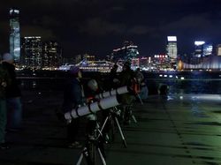 Potret Penantian Super Blue Blood Moon di Berbagai Negara