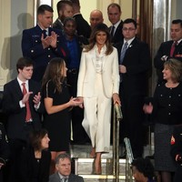 Mantan model asal Slovenia ini muncul dalam balutan pantsuit atau setelan dari Christian Dior dengan dalaman blus rancangan Dolce & Gabbana. Semuanya serba putih. Foto: Getty Images