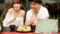 Sepiring pempek tengah dilahap berdua saja. Enggak mau bagi-bagi nih?