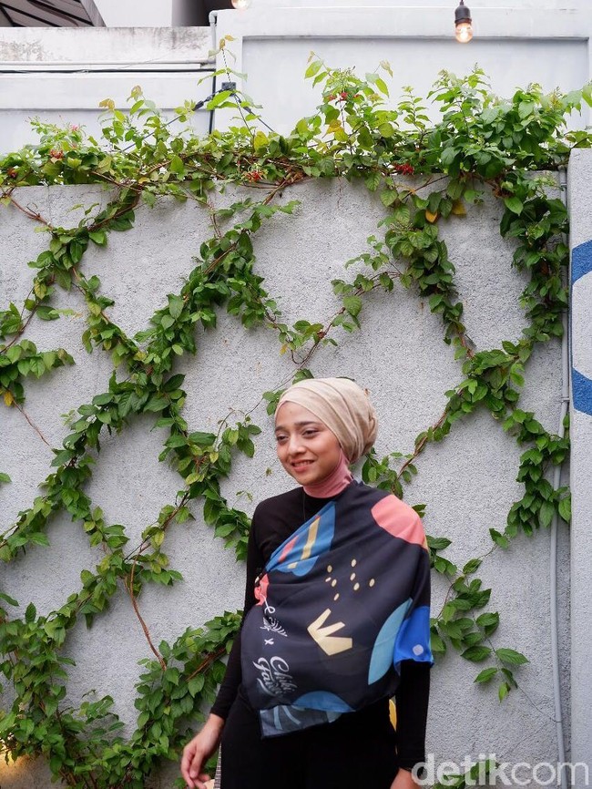 Scarf motif hasil kolaborasi itu terdiri dari 4 jenis motif, yaitu Terbias di Udara, Stranger Again. Stone Black, dan Stone White. Ada dua bahan yang disajikan yaitu voile dan satin maxmara. (Foto: Silmia Putri/Wolipop)