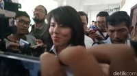 Hingga akhirnya, Fifi melihat kebersamaan Vero dan Julianto Tio di Singapura pada November 2017 lalu. Saat itu, Ahok sudah berada di penjara. Ahok akhirnya tidak tahan lagi.