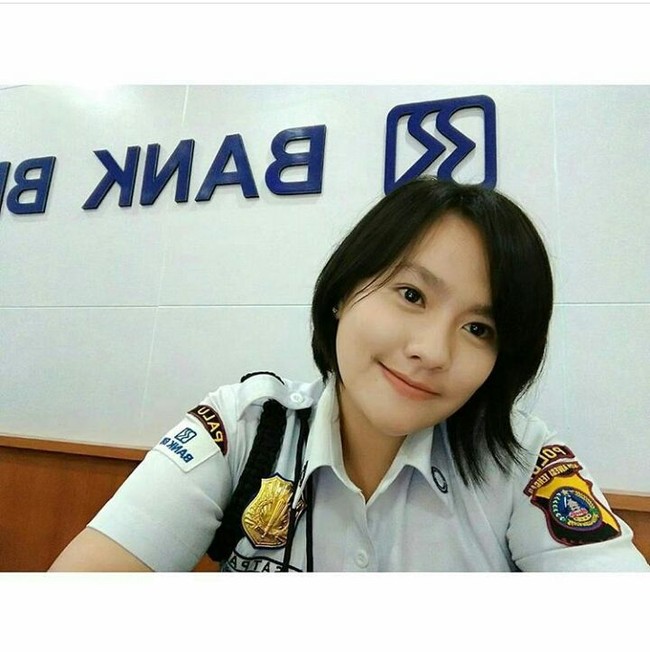 Kecantikan Varadika Gitari Nov, wanita kelahiran 1995 ini tentu membuatmu ingin berlama-lama di kantor. Vara adalah satpam Bank BRI Kantor Cabang Palu, Sulawesi Tengah. Foto: Instagram