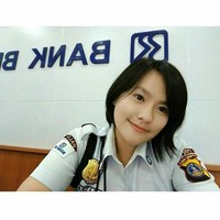 Kecantikan Varadika Gitari Nov, wanita kelahiran 1995 ini tentu membuatmu ingin berlama-lama di kantor. Vara adalah satpam Bank BRI Kantor Cabang Palu, Sulawesi Tengah. Foto: Instagram