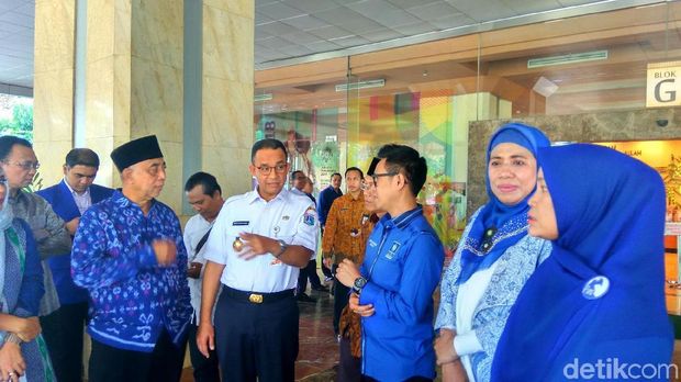  Anies Baswedan menyambut Ketum PAN Zulkifli Hasan di Balai Kota, Rabu (31/1/2018)