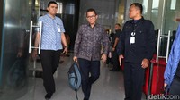 Hengki keluar gedung KPK.