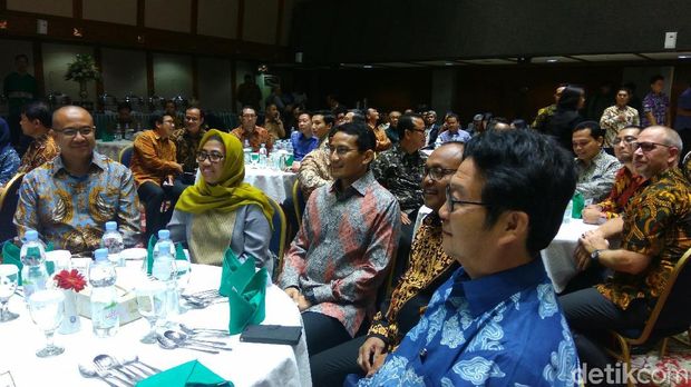  Canda Sandi: Bangsa Indonesia Semua Isu Digoreng