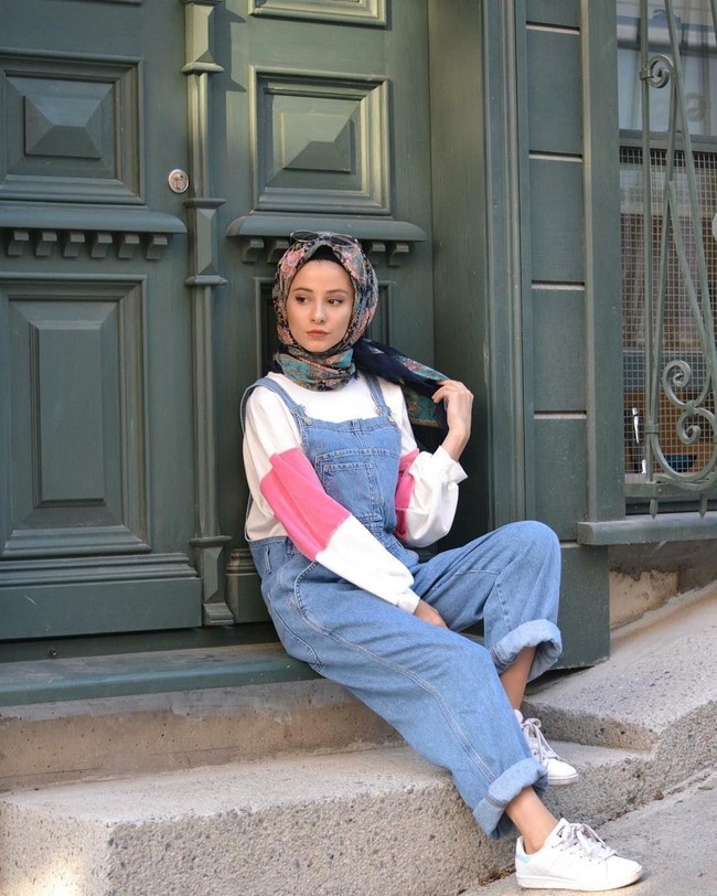 Punya tubuh mungil identik dengan sebutan awet muda. Jangan takut tampil muda, seperti memakai overall, jaket denim, dan hoodie. Gaya Senasura memakai jumpsuit overall jeans ini membuatnya terlihat segar. Foto: Instagram
