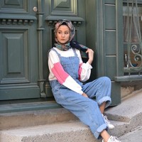 Punya tubuh mungil identik dengan sebutan awet muda. Jangan takut tampil muda, seperti memakai overall, jaket denim, dan hoodie. Gaya Senasura memakai jumpsuit overall jeans ini membuatnya terlihat segar. Foto: Instagram