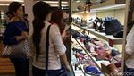 Deretan Wanita Cantik Berburu Sepatu Clarks Jelang Tutup