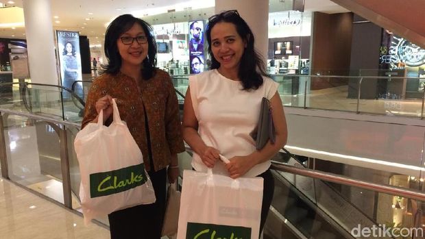 Pembeli di Toko sepatu Clarks