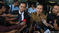 Dirjen Pajak Robert Pakpahan dan Wakil Ketua KPK Saut Situmorang memberikan keterangan kepada wartawan.
