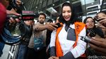 Kerudung Hitam Bupati Cantik Rita Widyasari