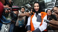 Rita yang selalu terlihat mengenakan kerudung hitam tersebut sempat menjawab sejumlah pertanyaan para jurnalis.