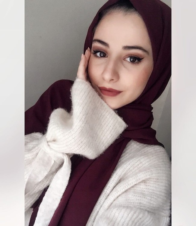 Agar tak terlihat bertumpuk, Senasura selalu memakai gaya hijab yang sederhana. Biasanya ia memakai hijab pashmina dengan satu peniti di bawah dagu saja. Untuk hijabers bertubuh mungil, hindari hijab dengan beberapa layer karena akan membuat tubuh terlihat tenggelam. Foto: Instagram