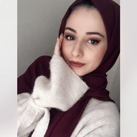 Agar tak terlihat bertumpuk, Senasura selalu memakai gaya hijab yang sederhana. Biasanya ia memakai hijab pashmina dengan satu peniti di bawah dagu saja. Untuk hijabers bertubuh mungil, hindari hijab dengan beberapa layer karena akan membuat tubuh terlihat tenggelam. Foto: Instagram
