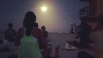 Foto: Indahnya Olahraga Yoga di Bawah Cahaya Terang Supermoon