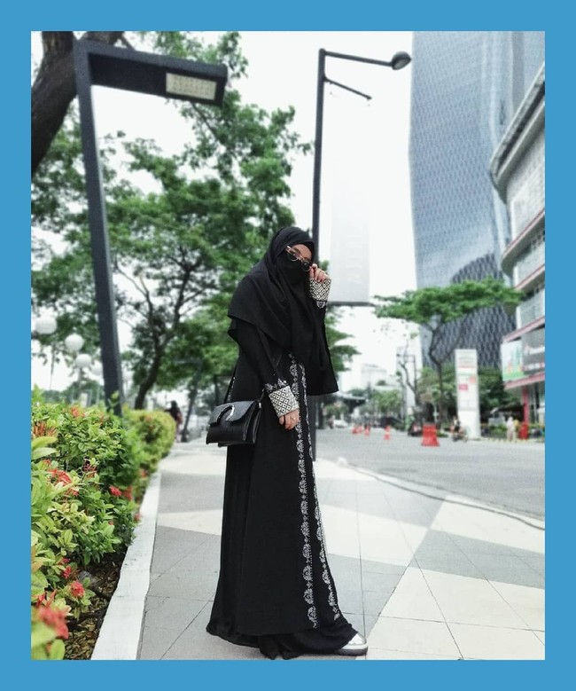 Adik Taqi Malik, Wafiq Malik mulai populer di media sosial. Gaya hijab cadarnya yang stylish menarik netizen untuk mengikuti kesehariannya. Kini ia sudah memiliki 90 ribu pengikut di Instagram. Foto: Instagram/WafiqMalik