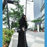 Adik Taqi Malik, Wafiq Malik mulai populer di media sosial. Gaya hijab cadarnya yang stylish menarik netizen untuk mengikuti kesehariannya. Kini ia sudah memiliki 90 ribu pengikut di Instagram. Foto: Instagram/WafiqMalik