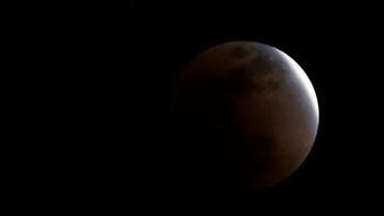 Pemandangan bulan di Beijing. Foto: Reuters