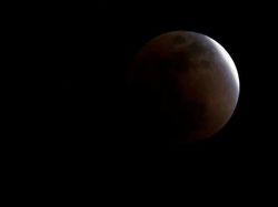 Potret Penantian Super Blue Blood Moon di Berbagai Negara