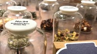 Buat pencinra teh, tempat ini patut disinggahi. Ada beragam daun teh yang di-blend sendiri yang bisa dipilih sesuai selera. Semuanya dikemas dalam stoples kaca. Selain itu ada juga yang dikemas dalam kantong. Foto: Instagram Smith & Hsu