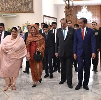 Mengunjungi Pakistan pada 27 Januari 2018, Iriana Jokowi bergandengan tangan hangat dengan Begum Mahmooda Mamnoon, istri Presiden Pakistan Mamnoon Hussain. Pada momen tersebut Iriana terlihat mengenakan busana yang sama saat dia berada di India. Dan tas Lady Dior yang juga favorit banyak artis Indonesia ini juga tampak ditentengnya. Foto: Biro Pers Setpres