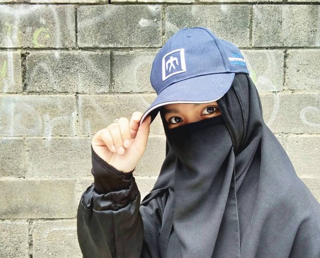 Ia pun tak segan memadukan hijab cadarnya dengan topi. Jika biasanya cadar identik dengan gaya yang lembut dan dewasa, Wafiq Malik tetap bisa menunjukkan gaya hijab cadar yang muda dan enerjik. Foto: Instagram/WafiqMalik