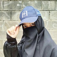 Ia pun tak segan memadukan hijab cadarnya dengan topi. Jika biasanya cadar identik dengan gaya yang lembut dan dewasa, Wafiq Malik tetap bisa menunjukkan gaya hijab cadar yang muda dan enerjik. Foto: Instagram/WafiqMalik