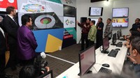 Jusuf Kalla meninjau sekaligus meresmikan Main Operation Center (MOC) Asian Games 2018 di Wisma Serbaguna hari ini. Dia mengklaim MOC sangat modern. Dok. Inasgoc.