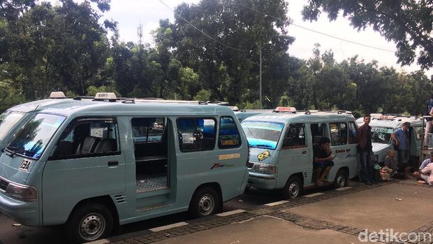  Sopir angkot di depan Balai Kota, Jl Medan Merdeka Selatan, Jakpus, Rabu (31/1/2018)
