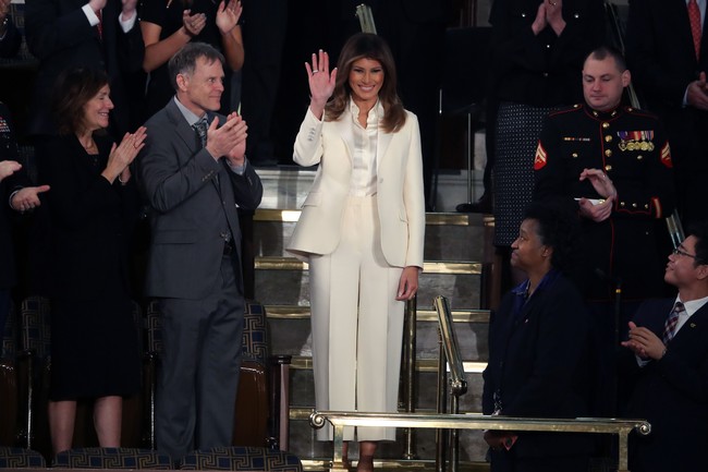 Netizen bereaksi. Banyak yang berasumsi, penampilan tersebut merupakan bentuk dukungan Melania Trump terhadap gerakan #MeToo. Foto: Getty Images