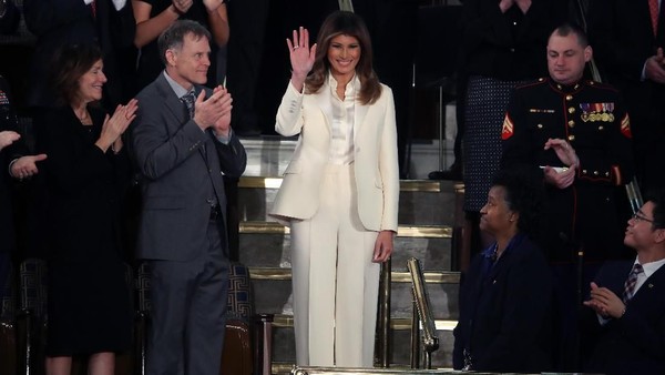 Foto: Melania Trump Pakai Setelan Serba Putih, Ada Pesan Tersembunyi?
